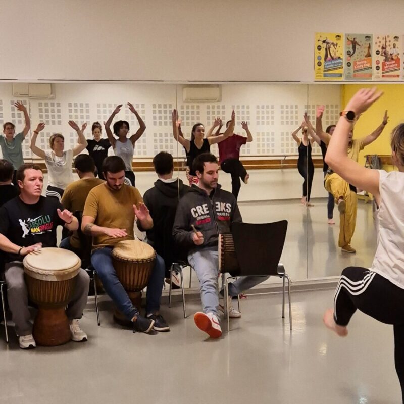 Danse Africaine avec percussionnistes en live